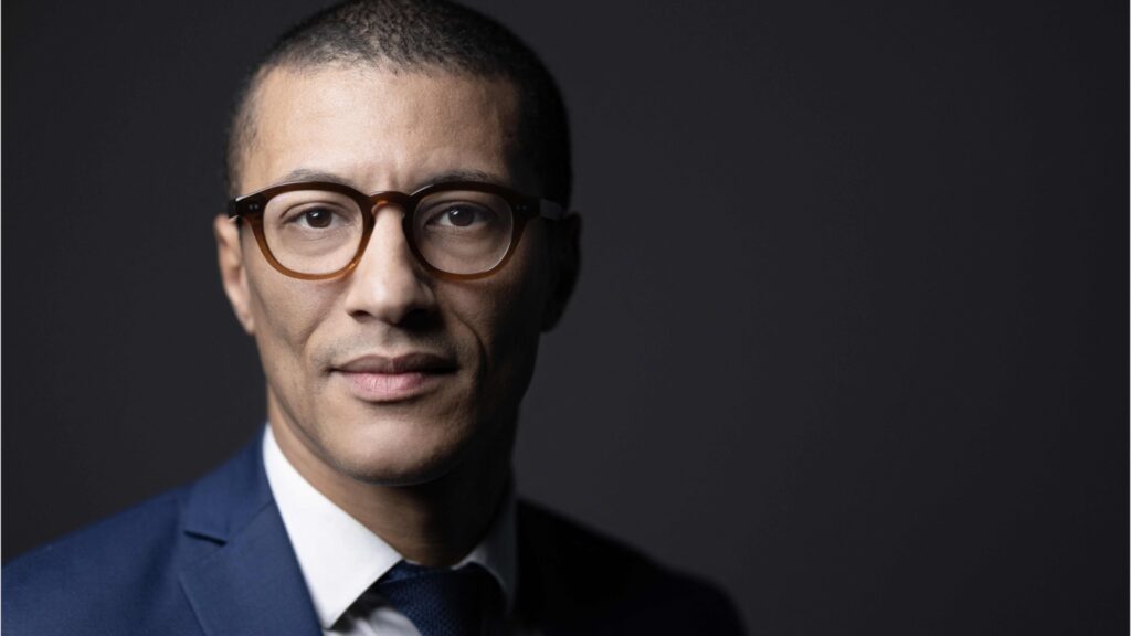 Karim Bouamrane, maire de Saint-Ouen et d’origine marocaine, pourrait devenir un acteur clé de la politique française en accédant