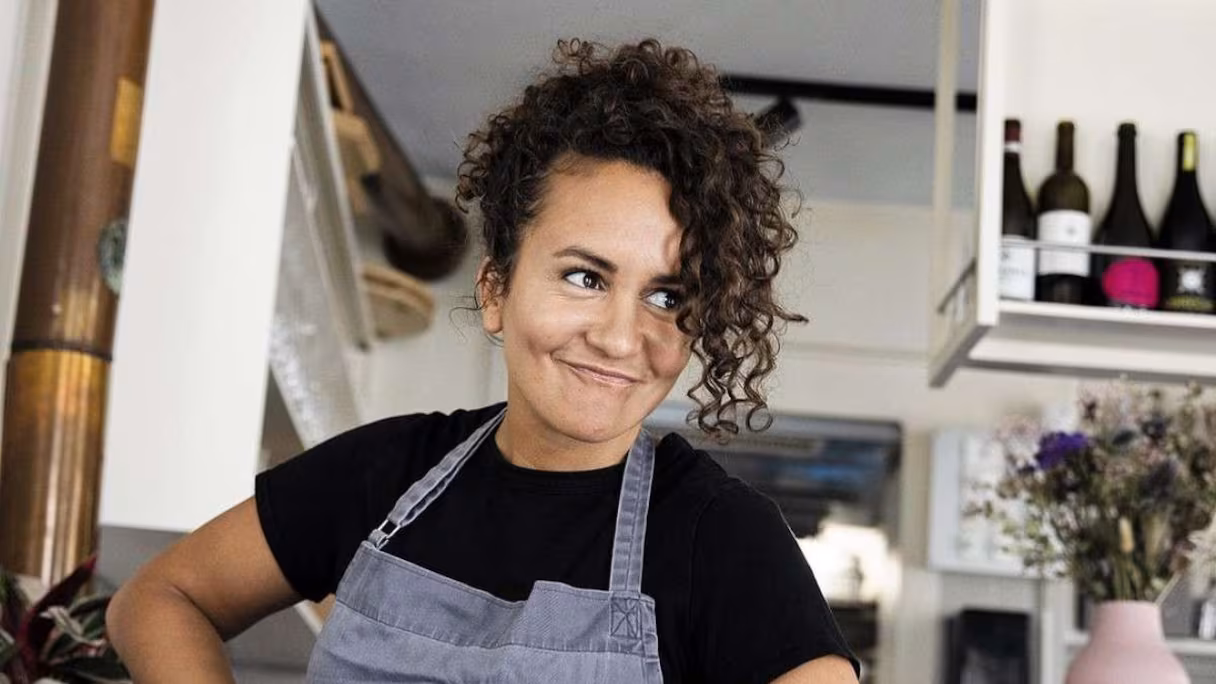 Zineb Hattab, cheffe maroco-suisse, révolutionne la gastronomie végétale en Suisse. Première étoile Michelin 100 % vegan pour son restaurant KLE à Zurich, elle incarne durabilité, innovation et héritage culturel.